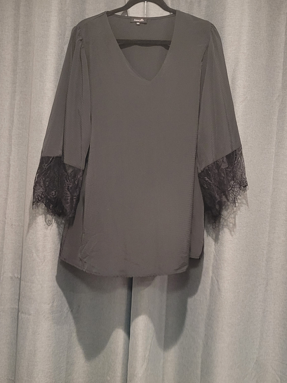 Amaryllis Women's Black V-Neck Lace Sleeve Blouse 2x